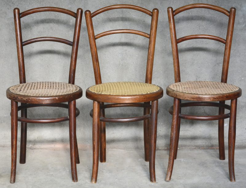 Drie stoelen van stoomgebogen beukenhout met gecanneerde zit in de stijl van Thonet. Onderaan gemerkt. Oostenrijk.