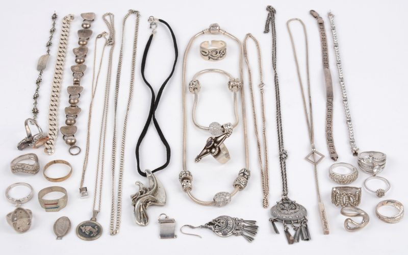 Een lot zilveren juwelen waaronder ringen, armbanden en halssnoeren.