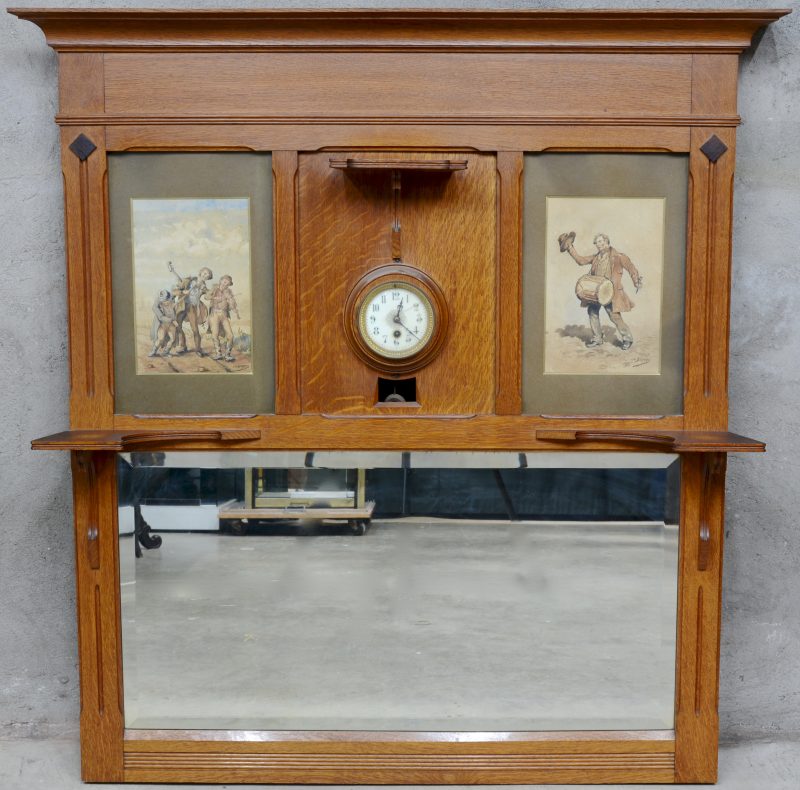 Een art nouveau wandspiegel van eikenhout, bovenaan centraal een klok met sleutel, geflankeerd door twee gesigneerde aquarellen met personages.