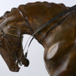 Ruiter te paard van polychroom brons.