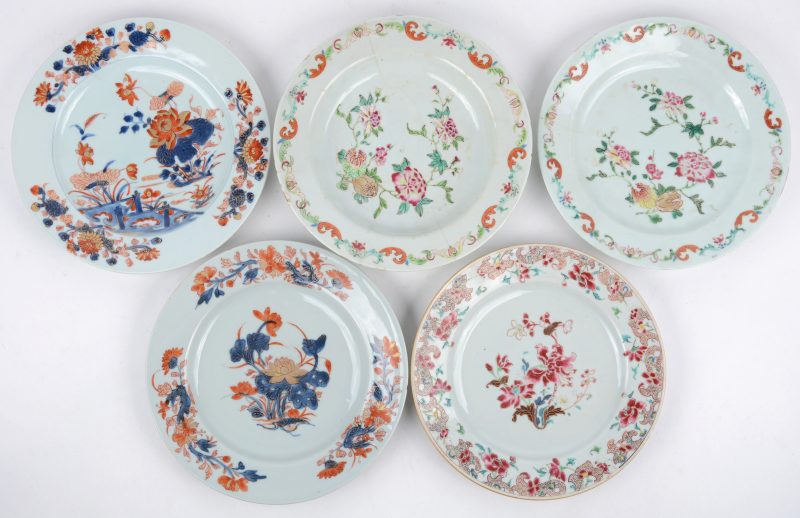 Vijf diverse borden van Chinees porselein. XVIIIe eeuw. Diverse haarscheuren.