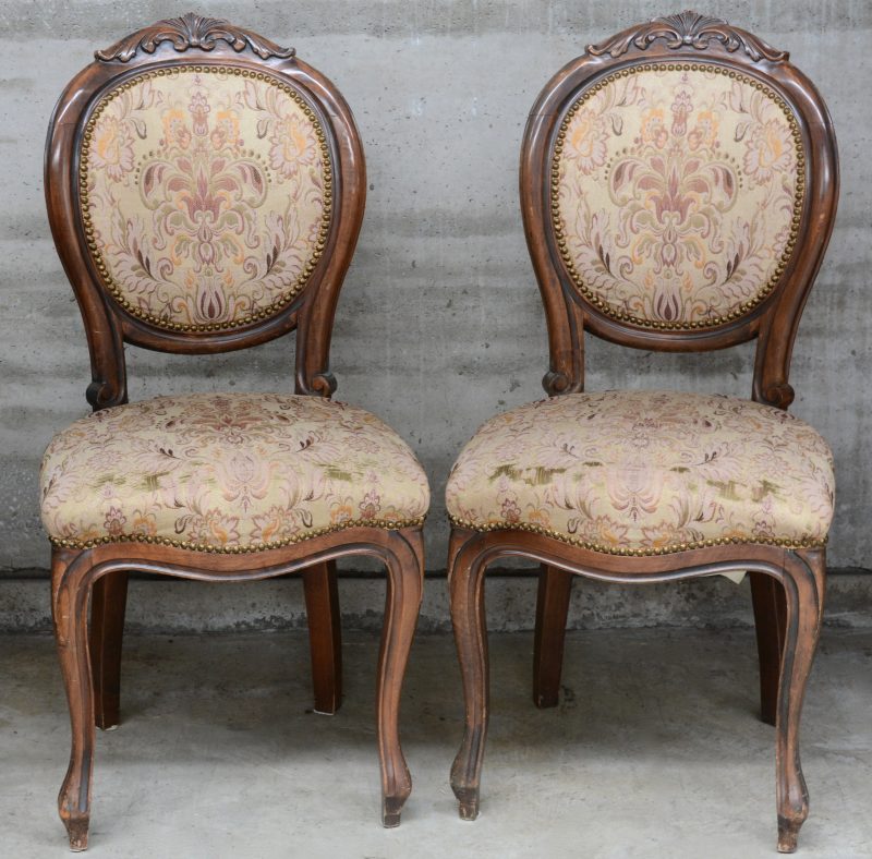 Een paar Louis-Philippe stoelen van notenhout. Bekleed met naaldwerk.