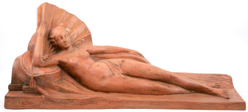 “Liggend naakt”. Een beeld van terracotta. Onleesbaar gesigneerd vooraan.
