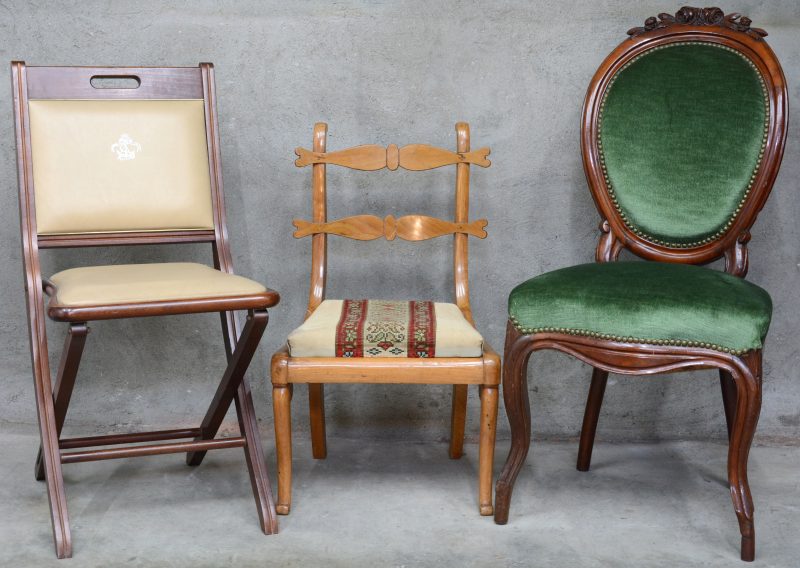 Een lot van drie verschillende stoelen, bijzetstoeltje, een klapstoel, afkomstig van een schip en een stoel met gesculpteerde roosjes en groen fluwelen bekleding.