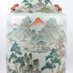 Een paar buikvazen van Chinees porselein met een meerkleurig decor van personages, waarvan één met gerestaureerde hals. We voegen er een Chinese balustervaas met een  meerkleurig landschapsdecor aan toe.