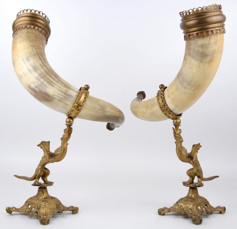 Een paar runderhoorns op verguld bronzen voet in de vorm van draken. XIXe eeuw.