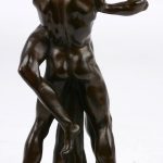 “Het gevecht”. Een beeldje van bruingepatineerd brons.