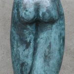 Een vrouwentorso van groengepatineerd brons.