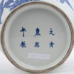 Een Chinese vaas van blauw en wit Chinees porselein met een plantendecor. Onderaan gemerkt.