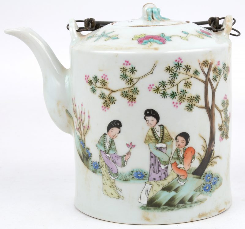 Een theepot van Chinees porselein met een meerkleurig decor van personages in een tuin. Onderaan gemerkt.