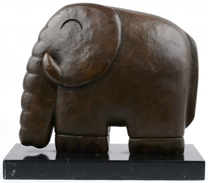 Een gestileerde olifant van bruingepatineerd brons op een marmeren voet.