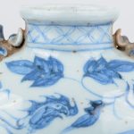 Een reizeigerskruik van blauw en wit Chinees porselein met een decor van vogels en gebladerte.