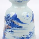 Een mekwaardig Chinees vaasje van meerkleurig porselein, versierd met een landschapsdecor.