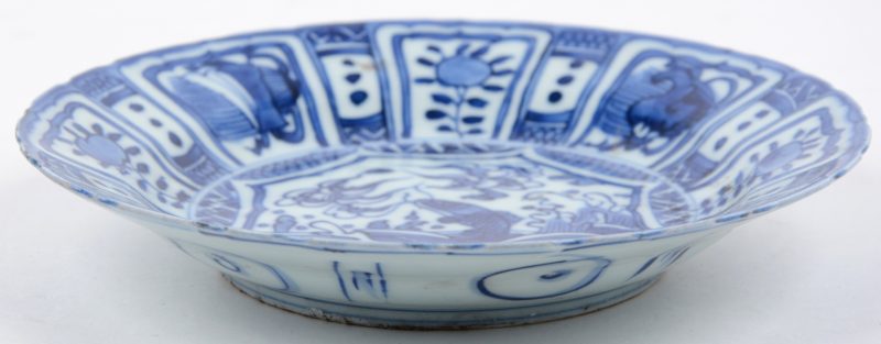 Een schaaltje van Chinees porselein met een blauw en wit deor van een vis.
