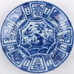 Een schaaltje van Chinees porselein met een blauw en wit deor van een vis.