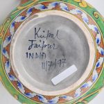 Een schenkkan van meerkleurig aardewerk. Jaipur, India. Onderaan gemerkt en gedateerd 11/07/1997. Schade aan de onderkant.