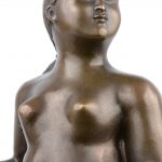 “Vrouw op paard”. Een beeld van donkergepatineerd brons op een arduinen voetstuk naar een werk van Fernando Botero.