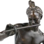 “De slangenbezweerder”. Een beeld van bruingepatineerd brons op zwart marmeren voetstuk. Naar een werk van Charles Arthur Bourgeois.