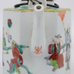 Een zehoekige theepot van Chinees porselein met een meerkleurig decor van personages.