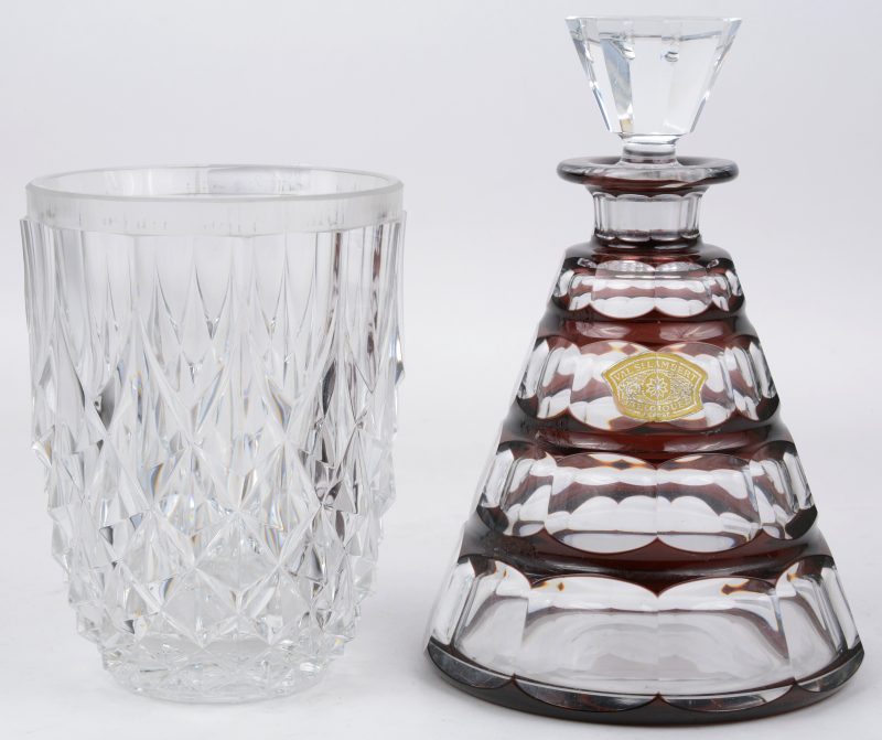 Een vaas van geslepen kleurloos kristal en een art deco karaf. Beide gemerkt.