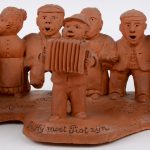 “En hij moet Piot zijn”. Een groep van terracotta met bekende dorpsfiguren uit Hoogstraten. Gesigneerd.