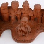 “En hij moet Piot zijn”. Een groep van terracotta met bekende dorpsfiguren uit Hoogstraten. Gesigneerd.