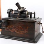 Een oude phonograaf met roodkoperen fantasiehoorn.