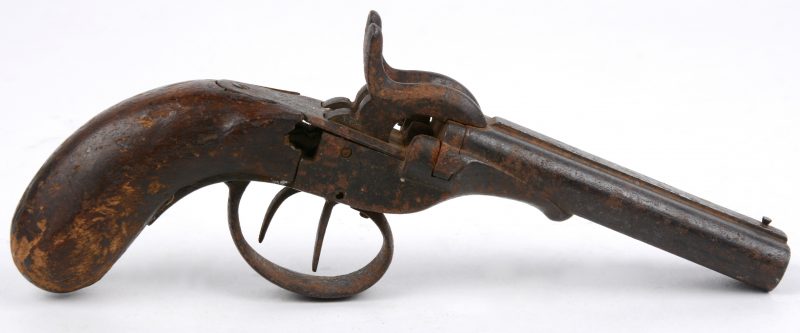 Een oude revolver met dubbele loop. Type “Lefaucheux”. Belgische makelij. Omstreeks 1850.