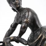 “De wasvrouw”. Een beeldje van zwartgepatineerd brons.