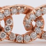 Een 18 karaats rooskleurige gouden armband bezet met diamanten met een gezamenlijk gewicht van ± 3 ct.