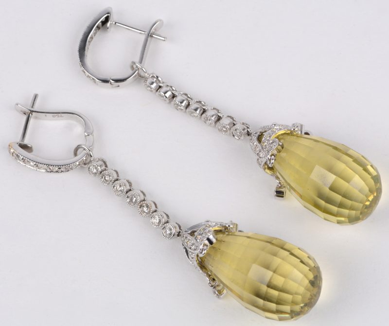 Een paar 18 karaats wit gouden oorbellen bezet met diamanten met een gezamenlijk gewicht van ± 0,90 ct. en citrine van ± 39 ct.