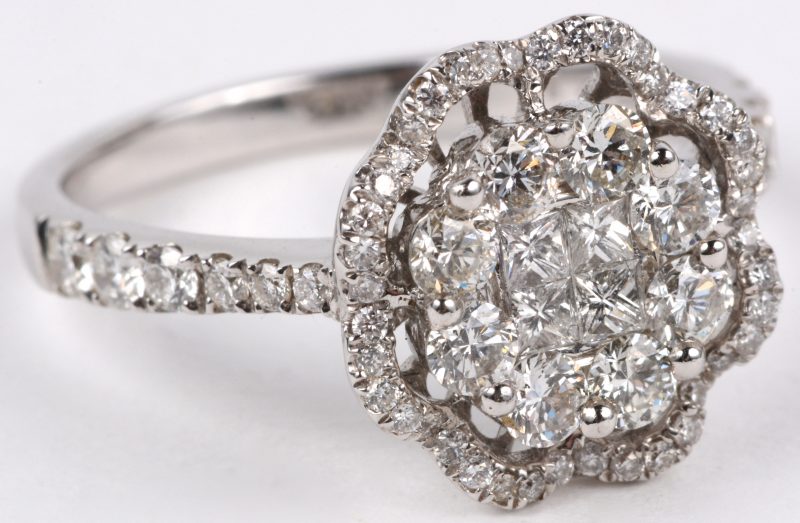 Een 18 karaats wit gouden ring bezet met diamanten met een gezamenlijk gewicht van ± 1,30 ct.