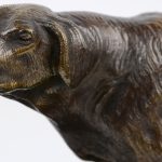 Een jachthond van donkergepatineerd brons. Naar een werk van P.j. Mene.