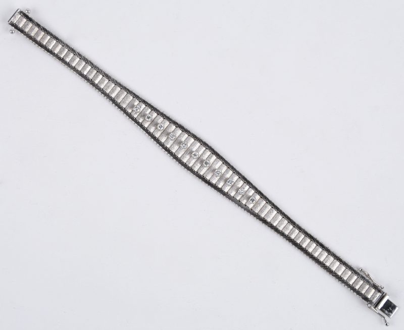 Een 18 karaats witgouden armband bezet met briljanten met een gezamenlijk gewicht van ± 0,66 ct.