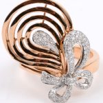Een parure van 18 karaats wit en rooskleurig goud met hanger, oorbellen en ring bezet met briljanten met een gezamenlijk gewicht van ± 3,10 ct.