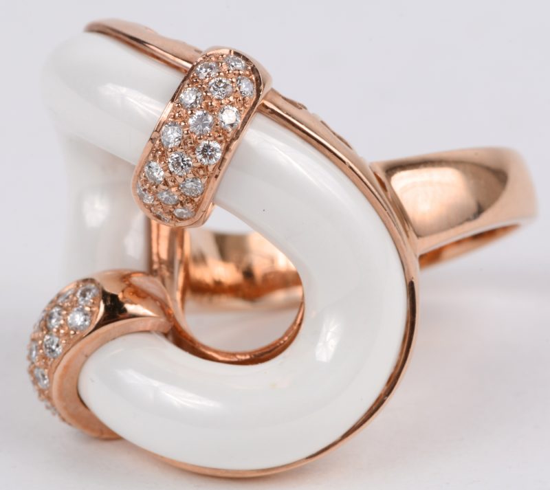 Een 18 karaats rooskleurige gouden ring bezet met briljanten met een gezamenlijk gewicht van ± 0,64 ct. en agaat.