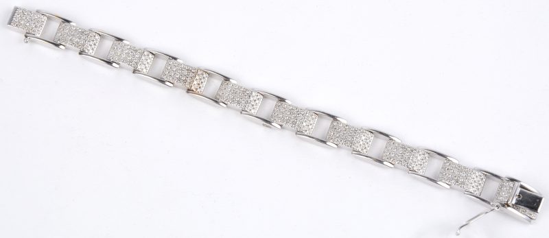 Een 18 karaats wit gouden schakelarmband bezet met briljanten met een gezamenlijk gewicht van ± 2,80 ct.