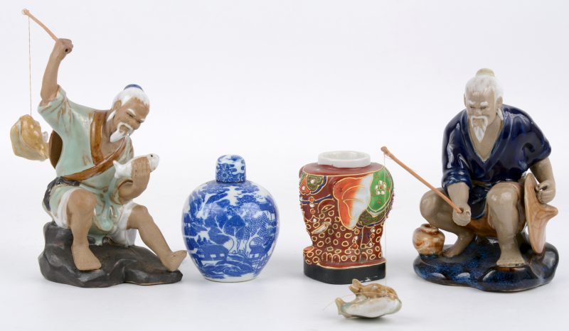 Een paar figuurtjes van Chinese vissers in polychroom aardewerk. We voegen er een miniatuur gemberpotje van blauw en wit porselein en een olifantje van Satsuma porselein aan toe.