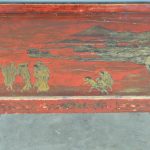 Bijzettafeltje van rood- en goudgepatineerd hout. Het blad versierd met een decor van personages in een landschap. Chinees werk.