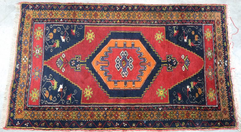 Een handgeknoopt Oosters wollen tapijt