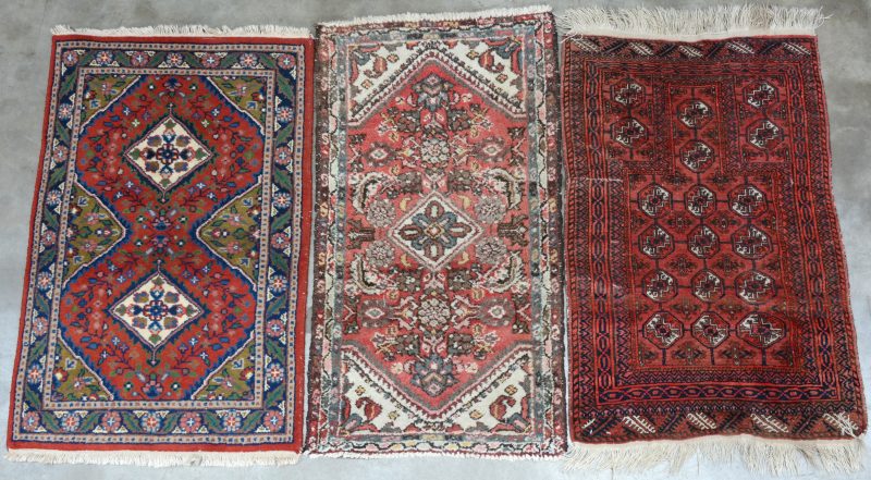 Een lot van drie verschillende handgeknoopte Oosterse karpetjes, waaronder een Mori Bochara.