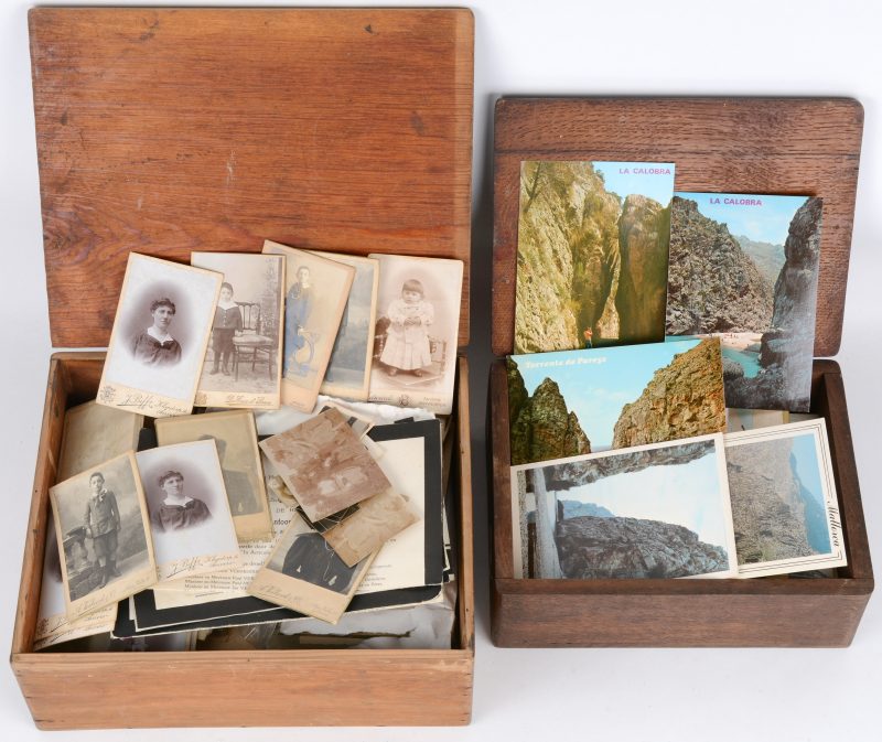Twee houten dozen met oude postkaarten, briefkaarten, heiligenprentjes, doodsbrieven e.d.