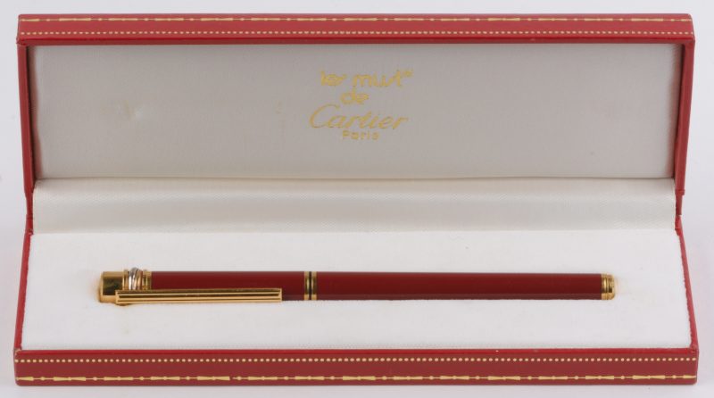 Een vulpen van Chinese lak en verguld metaal, met 18 karaats geel gouden pennetje. Genummerd 119442. In oorspronkelijke doos.