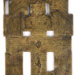 Een Russisch kruis van brons met een beeltenis van Christus en de aartsengelen. Kleine beschadiging bovenaan. XIXe eeuw. We voegen er een vierkant reeisicoontje met een beeltenis van Christus aan toe. Resten van email bij de twee.