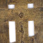 Een Russisch kruis van brons met een beeltenis van Christus en de aartsengelen. Kleine beschadiging bovenaan. XIXe eeuw. We voegen er een vierkant reeisicoontje met een beeltenis van Christus aan toe. Resten van email bij de twee.