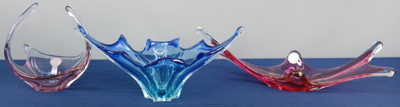 Drie verschillende designcoupes van gegoten kristal in blauw, mauve en rood. Eén gemerkt Val St. Lambert, een van Villencourt en één zonder merk.