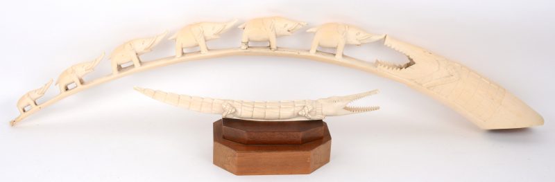 Een rij olifanten (schade)(L. 95 cm) en een krokodil (L. 39 cm) van Afrikaans ivoor. Eerste helft XXste eeuw.