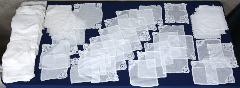 Een groot lot zakdoekjes met handgekloste boorden en telkens één hoekje, sommige met lintkant. ±230 stuks.