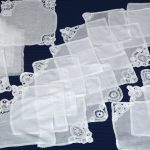 Een groot lot zakdoekjes met handgekloste boorden en telkens één hoekje, sommige met lintkant. ±230 stuks.