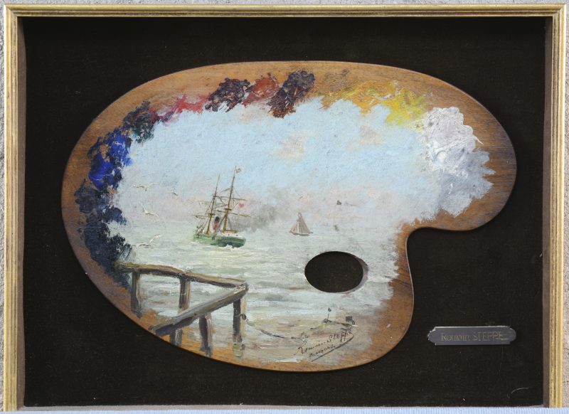 “Marine met schepen”. Olieverf op een schilderspalet in een kader.